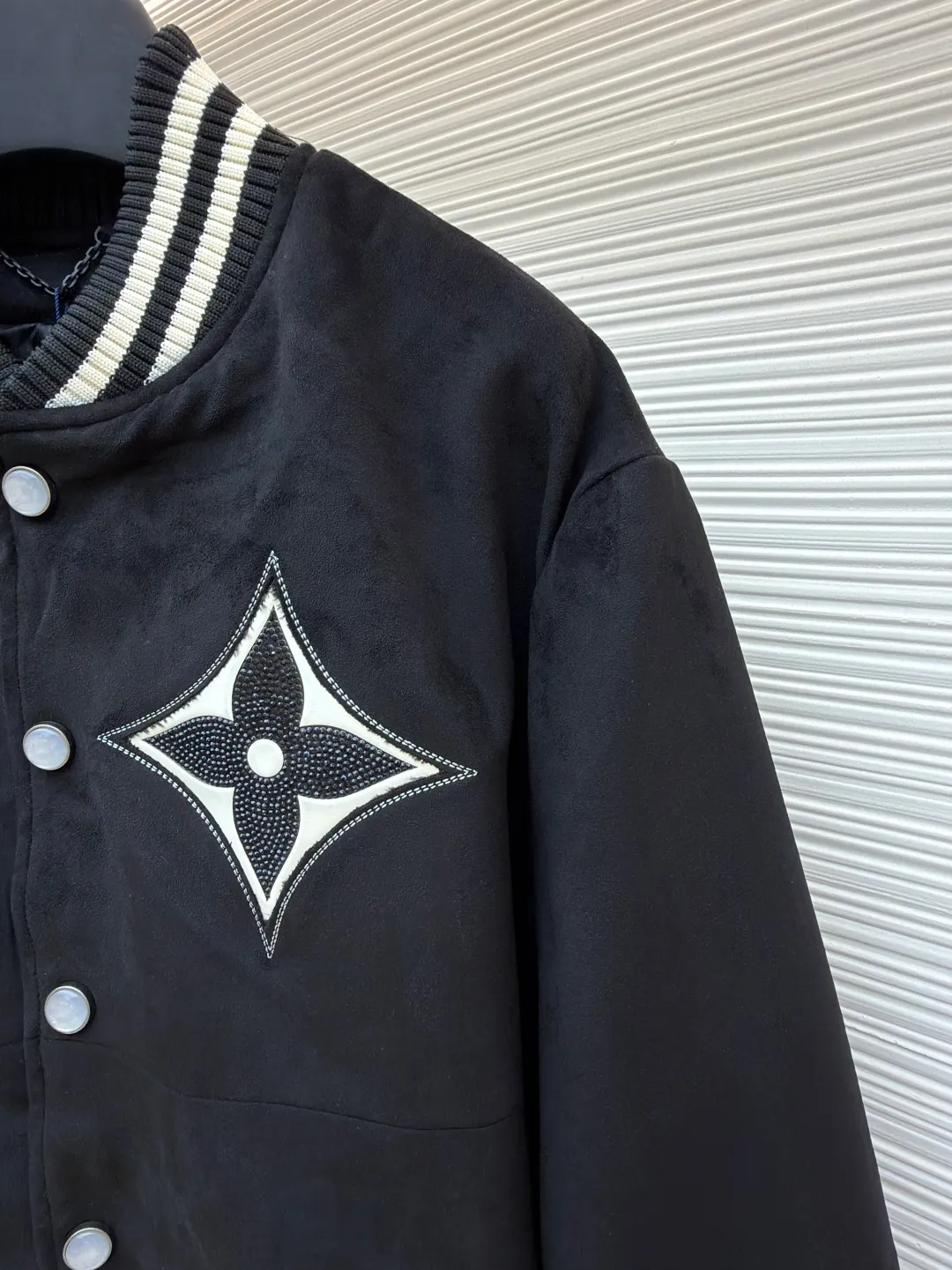LOUISVUITTON hot-drilled suede sheepskin jacket ●Original version: 50500 purchase and development ●Item number: 1680857-B70 ●Fabric: sheepskin fabric ●Technology: hot-drilled production ●Version: fitted version ●Weight: about 1135 grams ●Size: 46-48-50-52 ●Description: Carefully crafted from custom-made suede black sheepskin imported from Australia, with rhinestones and leather embroidery on the chest, black and white contrasting thread design on the collar, cuffs, and hem, and a snap placket. It can be matched with bottoms of the same season to create a fashionable look, and can be used in various occasions. Customized accessories. The overall wiring is straight and delicate, the fabric is comfortable and soft, and the color is consistent without color difference. It can be matched with the same style to create a fashionable look and control various occasions. Customized accessories, complete with three standards, same style for men and women!